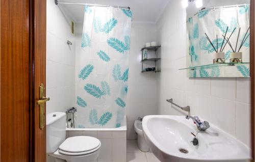 La salle de bains est pourvue de toilettes, d'un lavabo et d'un rideau de douche. dans l'établissement Nice Apartment In Colindres With Kitchen, à Colindres