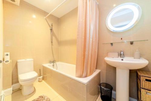 Kúpeľňa v ubytovaní Comfy 2 bed Apt with Private Garden,Battersea Central LDN