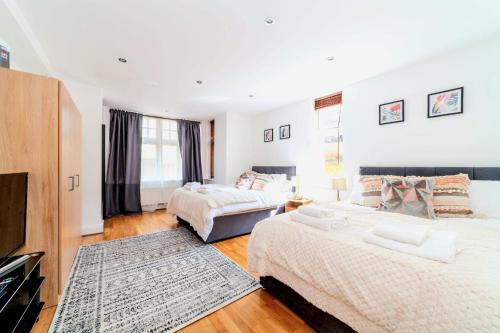 Posteľ alebo postele v izbe v ubytovaní Comfy 2 bed Apt with Private Garden,Battersea Central LDN