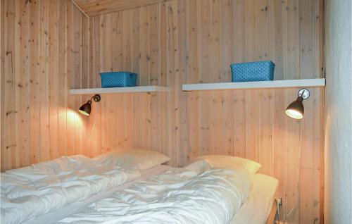 um quarto com duas camas e duas luzes na parede em Awesome Home In lbk With Sauna em Ålbæk
