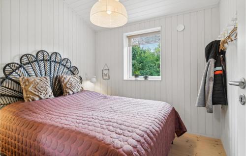a bedroom with a large bed and a window at 3 Bedroom Nice Home In Sams in Sælvig