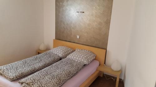 2 camas en una habitación pequeña con espejo en Ferienwohnung Lotti, en Burrweiler