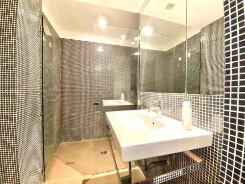 uma casa de banho com um lavatório e um espelho em Komfortos Apartman em Hévíz