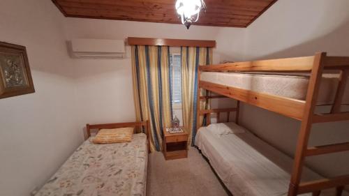 a small room with two bunk beds in it at Relaxing 2 Seaside Manors in Meneou