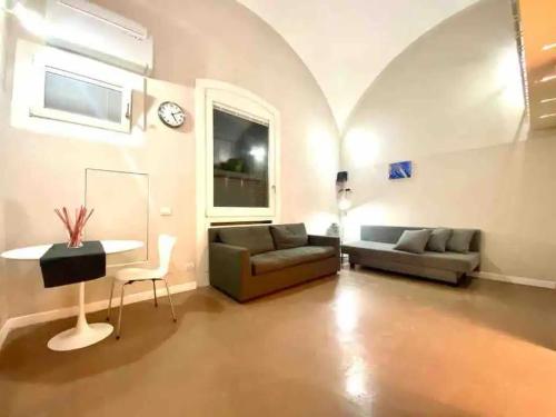 uma sala de estar com um sofá e uma mesa em Komfortos Apartman em Hévíz