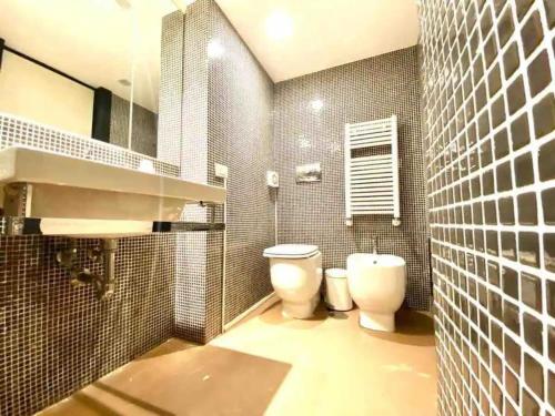 uma casa de banho com um WC e um lavatório em Komfortos Apartman em Hévíz