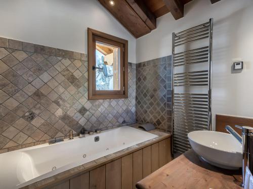 Phòng tắm tại Chalet entièrement rénové au centre de Courchevel Village, idéal pour 10 adultes et 4 enfants - FR-1-562-50