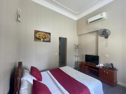 a bedroom with a bed and a television in it at Bach Dai Dung Hotel in Ha Tinh