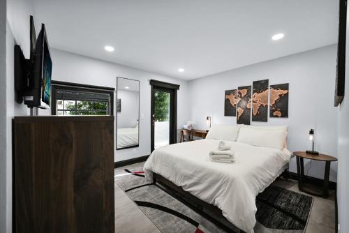 1 dormitorio con 1 cama y TV de pantalla plana en Wilton Manors Villas - Florida Furnished Living, en Fort Lauderdale