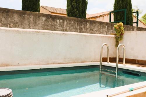 - une piscine avec 2 bars métalliques dans l'eau dans l'établissement Mas de l'Oratoire, à Saint-Rémy-de-Provence