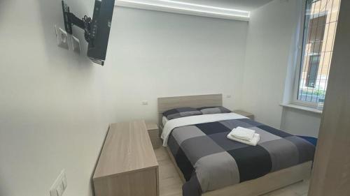 1 dormitorio con cama y mesa de madera en Villa Milano Apt. n. 5, en Milán