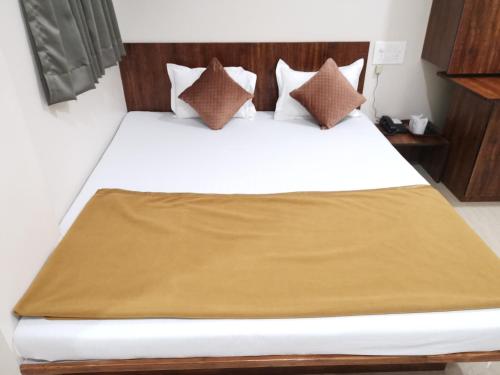 Una cama o camas en una habitación de Hotel Darshan Grand