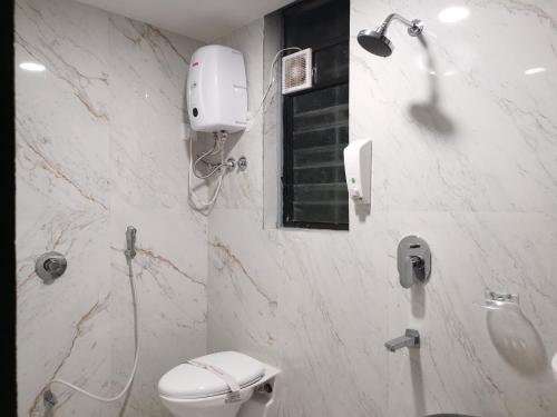 Un baño de Hotel Darshan Grand
