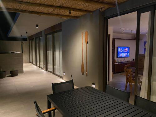 TV a/nebo společenská místnost v ubytování Cobertura Caju Rosa - Praia do Marceneiro-Milagres