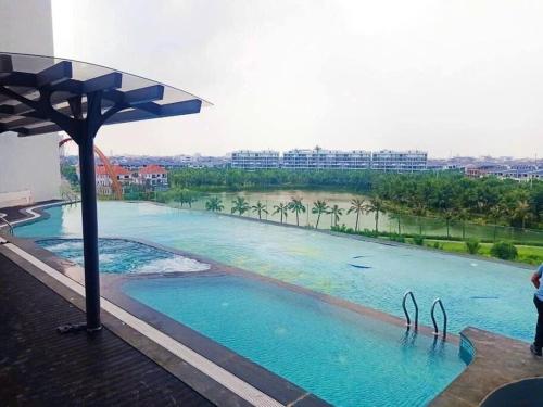 uma grande piscina ao lado de um edifício em Ecoriver Sunrise Studio em Bảo Thap