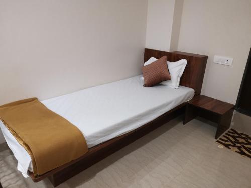 Una cama o camas en una habitación de Hotel Darshan Grand
