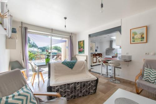 un salon avec un canapé et une table dans l'établissement Au Coeur De L'Olivette - Climatisée avec piscine, à Aubais