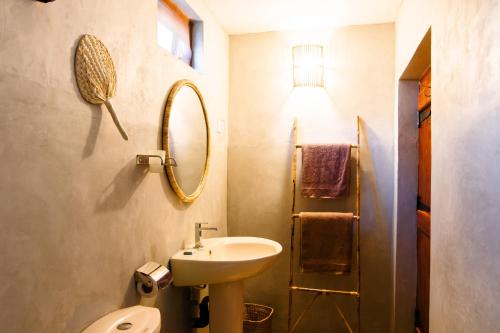 波圖維勒的住宿－PomPon，一间带水槽、镜子和卫生间的浴室