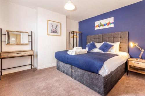 Säng eller sängar i ett rum på Guest Homes - Northfield Apartment