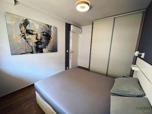 - une petite chambre avec un lit et un tableau mural dans l'établissement ADOME Apartment Nautico IV, à Santa Pola