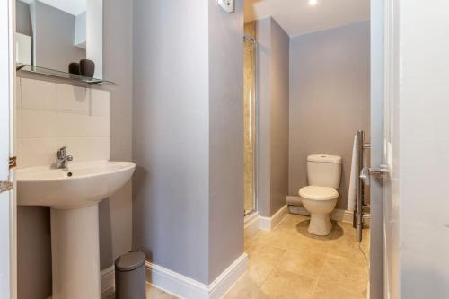 Bathroom sa Guest Homes - Northfield Apartment