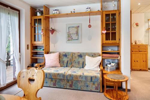 a living room with a couch and a table at Oskar im Bärenhüsli in Titisee-Neustadt