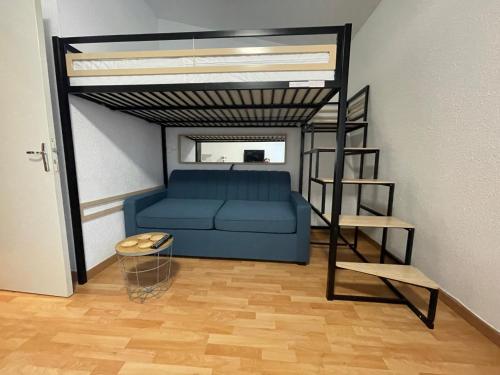 - un salon avec un canapé bleu et des lits superposés dans l'établissement Studio ISARD, wifi et parking gratuit, Navette gratuite au pied de la résidence, possibilité forfait ménage et location linge de lit et toilette, à 10 minutes à pied du centre ville, à Font-Romeu-Odeillo-Via