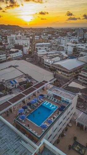 an overhead view of a building with a swimming pool at Aquamare Hotel in San Andrés