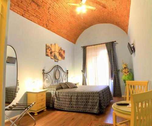 um quarto com uma cama e uma grande janela em La Terrazza Di Montepulciano em Montepulciano