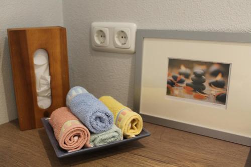 bandeja con toallas y una foto en la pared en Kleine Auszeit, Schöne neue Ferienwohnung, en Bitburg