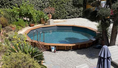 une petite piscine au milieu d'un jardin dans l'établissement Villa vue mer presqu'ile de giens avec piscine, à Hyères