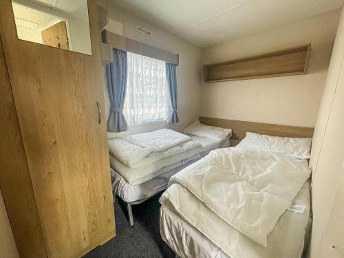 Krevet ili kreveti u jedinici u objektu Great 8 Berth Caravan At Seawick Holiday Park, Clacton-on-sea Ref 27053r