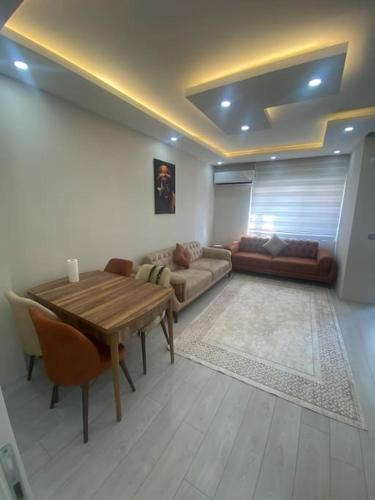 ein Wohnzimmer mit einem Tisch und einem Sofa in der Unterkunft Two bedroom Apartment in Center Antalya near Shopping Center MarkAntalya in Antalya