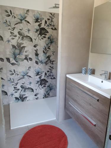 Ванная комната в Charmante villa neuve au bord de la plage