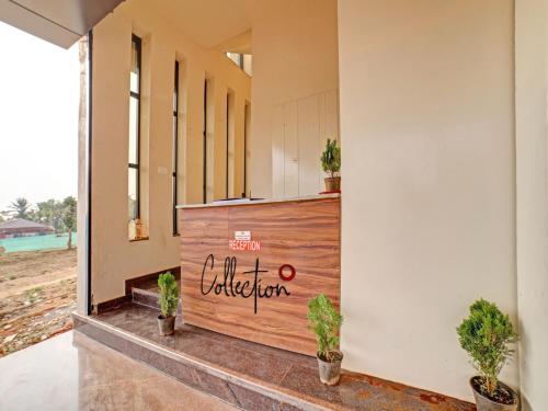 vestíbulo de un edificio con recepción en OYO Hotel Rajaganga Lodge en Hassan