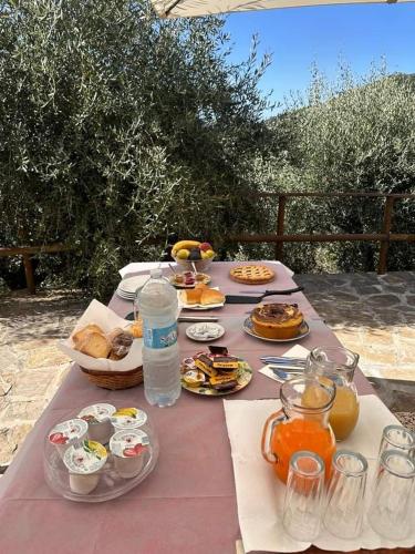 a pink table with food and drinks on it at Casa La Lamia B&B in Perdifumo