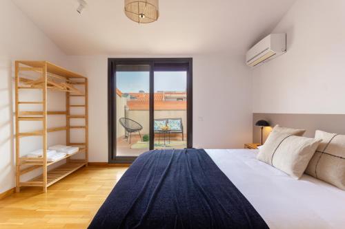 1 dormitorio con cama grande y ventana grande en Elegante dúplex en Terrassa, Barcelona, en Terrassa
