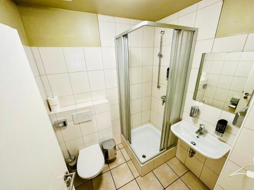 ein Bad mit einer Dusche, einem WC und einem Waschbecken in der Unterkunft Hotel City Star in Frankfurt am Main