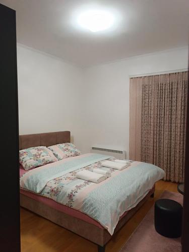Zlatibor apartman Bokiにあるベッド