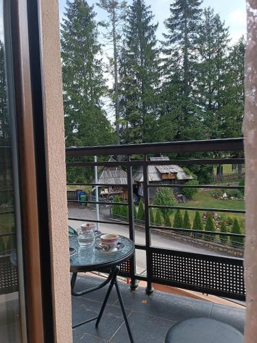 Zlatibor apartman Bokiにあるバルコニーまたはテラス