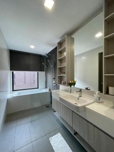 Ένα μπάνιο στο Luxe Suasana with Hot Tub by YoHome Homestay
