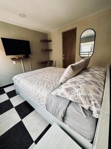 - une chambre avec un lit avec un miroir et un sol en damier dans l'établissement Prívate room close to the Dorado AirPort Bogota, à Bogotá