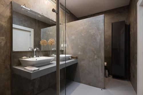 a bathroom with a sink and a mirror at Casa Briteiros in Guimarães