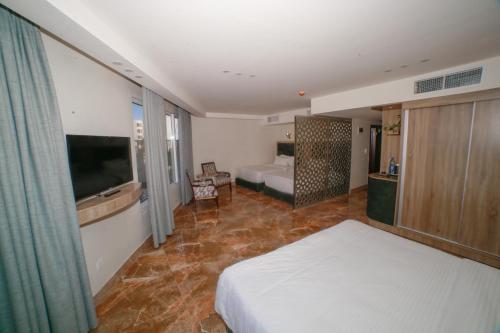 Postel nebo postele na pokoji v ubytování Yafko Hotel
