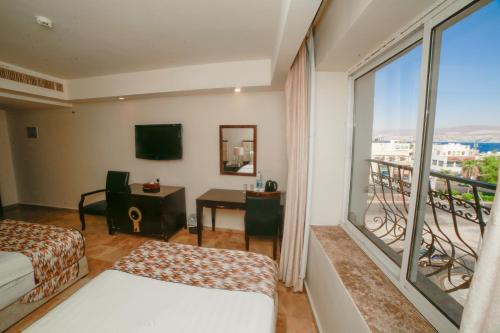 een hotelkamer met uitzicht op een balkon bij Yafko Hotel in Aqaba