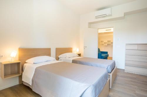 ein Hotelzimmer mit 2 Betten und einem Spiegel in der Unterkunft Villa Mare Pineto in Pineto