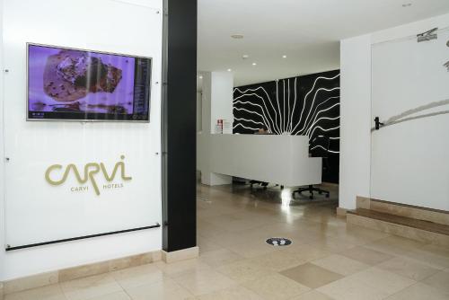 een lobby met een wit bad in een kamer bij Carvi Beach Hotel in Lagos