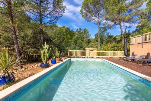 - une piscine dans une cour avec une terrasse dans l'établissement Villa Lorguaise avec piscine, à Lorgues