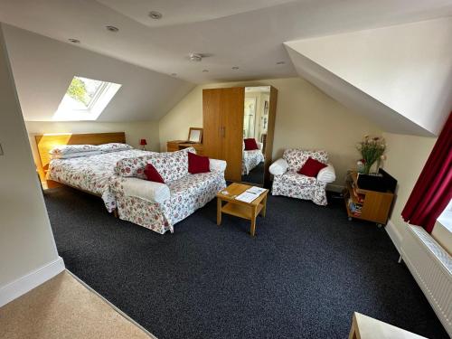 ein Schlafzimmer mit einem Bett und einem Sofa in der Unterkunft Holly Hill Apartments in Southampton