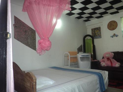 Una cama o camas en una habitación de Robert Inn Dambulla